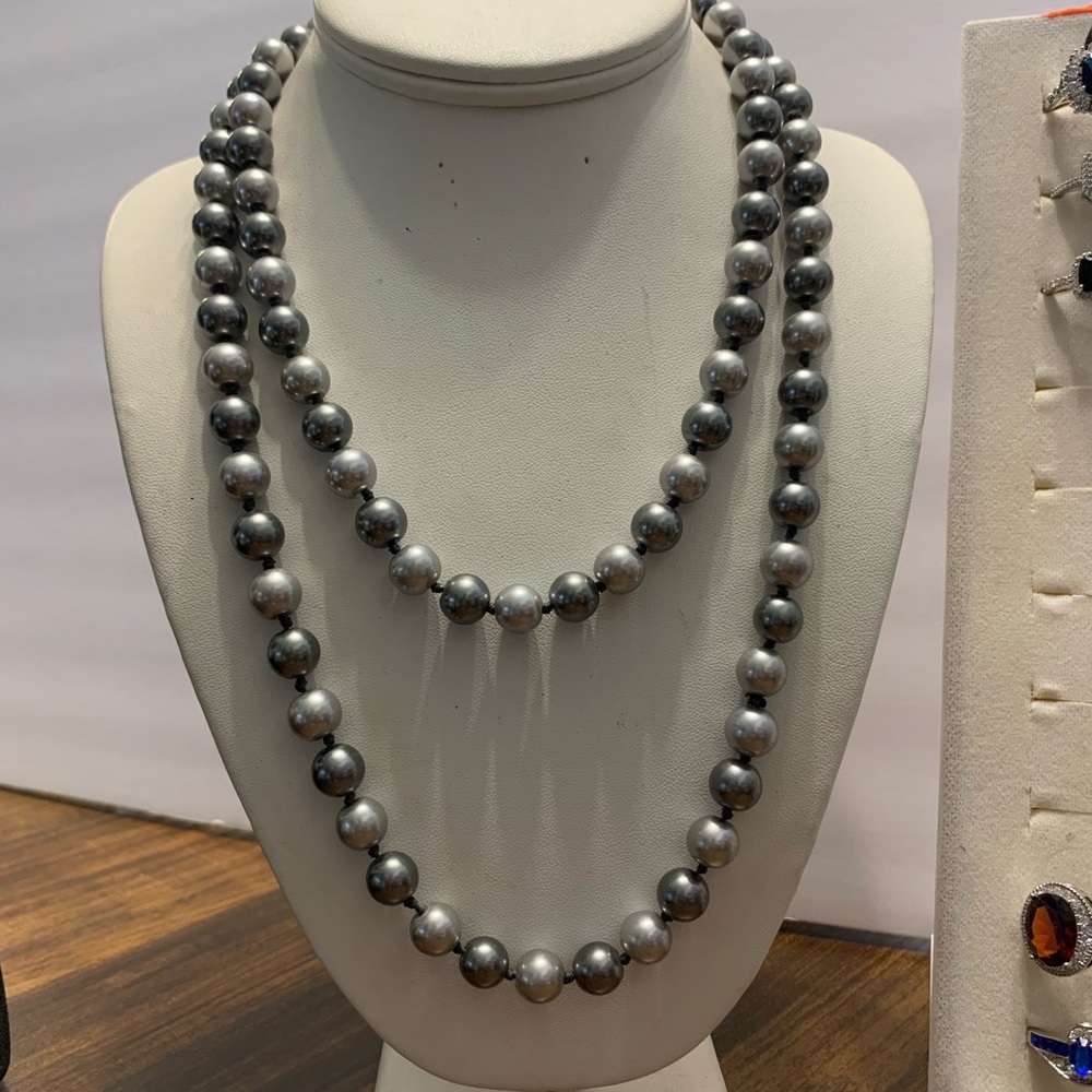 Elegant Silver and Black Pearl Necklace